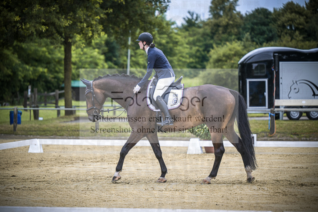 DOS_7066 | Entdecke hochwertige Reitturnierfotos von Foto Oger. Professionell, emotional und authentisch – jetzt Lieblingsmomente im Shop bestellen.Deutschlandweite Turnierfotografie. - Realisiert mit Pictrs.com