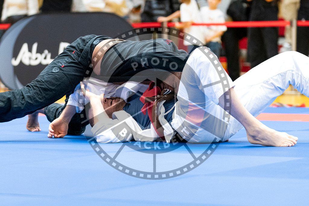 20231118PBB10252 | Fighters compete during the AJP Tour 600 Frankfurt Championship in Frankfurt/Main, Germany, on November 18, 2023.