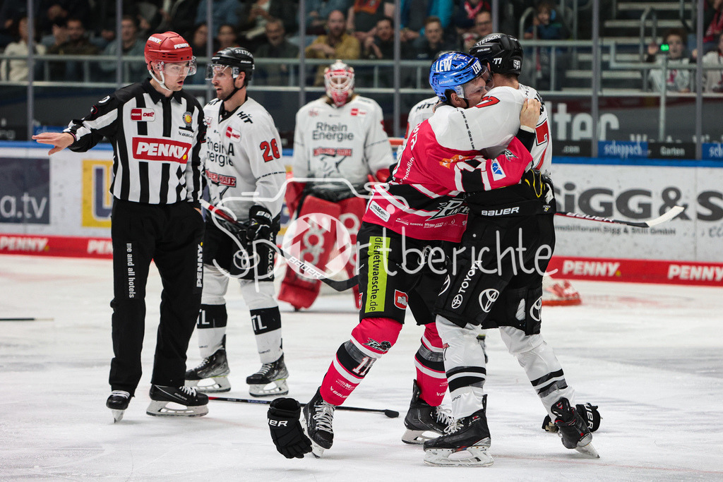 Augsburger Panther - Koelner Haie  | Alexander ROACH (KEC #77) und Adam Payerl (AEV #11) haben einen Kampf auf dem Eis / Fight / Boxing / Boxen / Kaempfen / Kämpfen