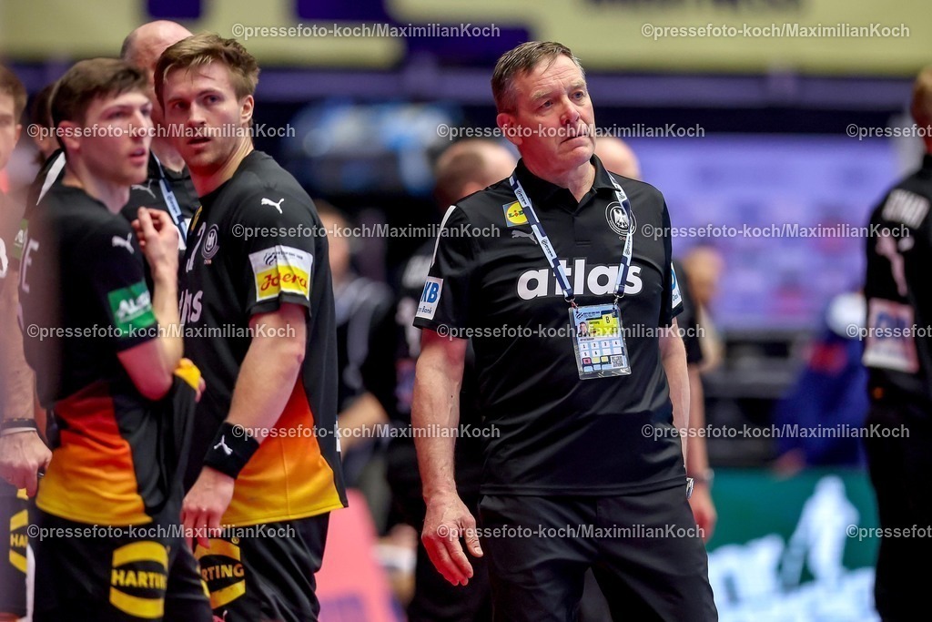 EHF24012603051 | 24.01.2026, Handball, Men's EHF EURO 2026, Deutschland - Norwegen, Jyske Bank Boxen in Herning, Dänemark, Main Round: Headcoach Alfred Gislason (Germany #hc) gestikulierend am Spielfeldrand  enttäuscht Enttäuschung 