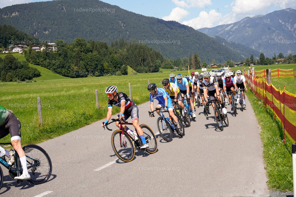 604_20230817_Bewerb_Maenner_Muehlanger | AUT - OESTERREICH, 2023-08-16: SPORT RENNRAD-FAHREN - 55. INTERNATIONALER RADWELTPOKAL IN ST. JOHANN IN TIROL  - Vintage-Radrennen mit WM-Bronze-Medaillen-Siegerin Christina Schweinberger, den Teilnehmer und Alexander Baumann (vom Orginastions-Team) - TAG 2 BEWERB MAENNER IN SECHS GRUPPEN  ; Foto: Roland Muehlanger