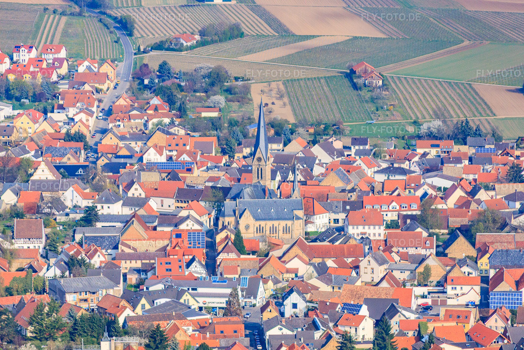 Luftbild: Katholische Kirche St. Bartholomäus im Ortsteil Nieder-Saulheim in Saulheim im Bundesland Rheinland-Pfalz in Deutschland. – Foto: IMG_49747.jpg vom 13.04.2012 durch Werner Riehm/FLY-FOTO.de – Auflösung des Originals: 4752 x 3168 px – Pfarrei St. Lioba Rheinhessen-Mitte