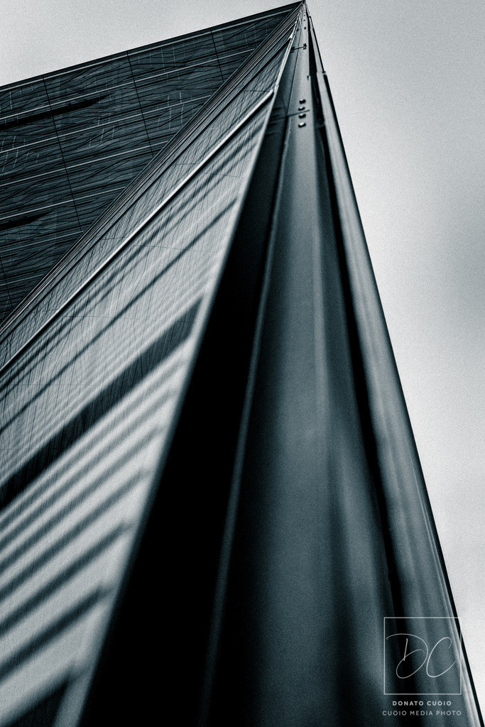 Messe Frankfurt Linien | Linien in Perfektion: Dieses Motiv der Messe Frankfurt bringt urbane Klarheit an deine Wand. Jetzt als FineArt-Print erhältlich – minimalistisch, modern, imposant - Realisiert mit Pictrs.com