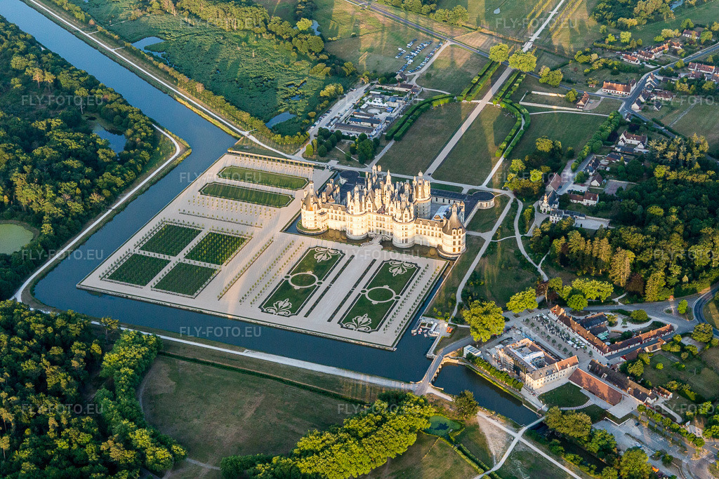 Vue aérienne: Et les canaux autour du parc du château de Castle Chambord à Chambord dans le département Loir et Cher, France. Photo: IMG_101056.jpg prise le 23/06/2017 par Werner Riehm/FLY-FOTO.euRésolution de l'original: 5472 x 3648 px