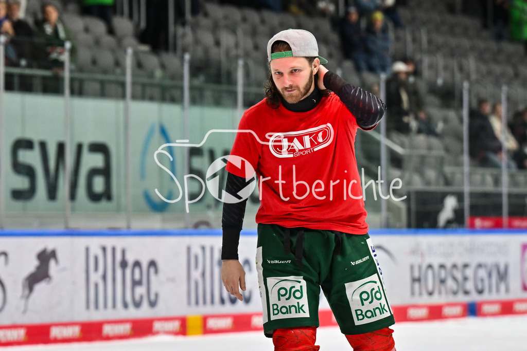 Augsburger Panther - Schwenninger Wild Wings | AUGSBURG, GERMANY - 02. JANUARY: das Team der Panther feiert zusammen mit den Fans den wichtigen Heimsieg gegen die Wild Wings nach dem Match zwischen den Augsburger Panthern und den Schwenninger Wild Wings am 35. Spieltag der Penny DEL im Curt Frenzel Stadion / Anthony LOUIS (Augsburger Panther 18)