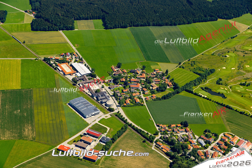 Aktuelles Luftbild von Oberlaindern Valley - Die Luftaufnahme wurde 2022 mittels UL-Flugzeug erstellt ( keine Drohne ) - hochauflösende Kamera-Systeme von  Canon -Beste Qualität - Für grossformatige Ausdrucke geeignet. Die Geschenkidee !