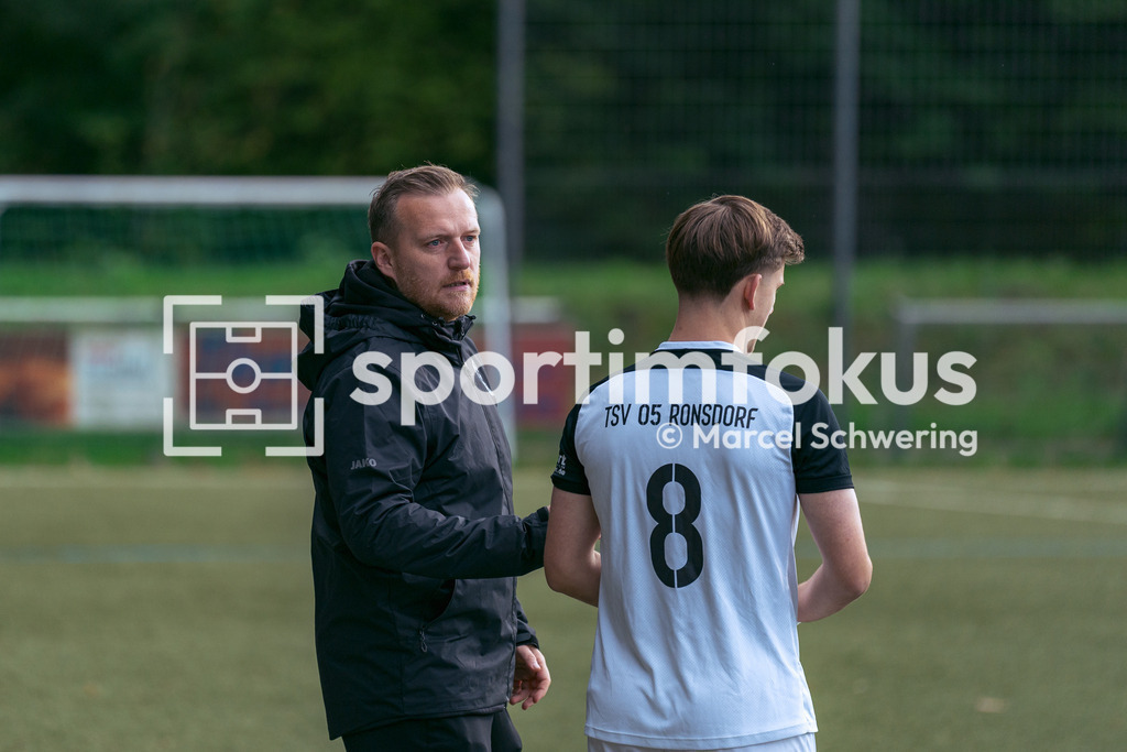 TSV 05 Ronsdorf – SSV Bergisch Born II | Trainer Kai Östrich vom TSV Ronsdorf an der Seitenlinie mit Max Claudius Zymla (8, TSV 05 Ronsdorf). Bezirksliga Niederrhein, Gruppe 2: TSV 05 Ronsdorf gegen SSV Bergisch Born II, Wuppertal, 11.10.2026. Endstand: 3:1. sportimfokus / Marcel Schwering - Realisiert mit Pictrs.com