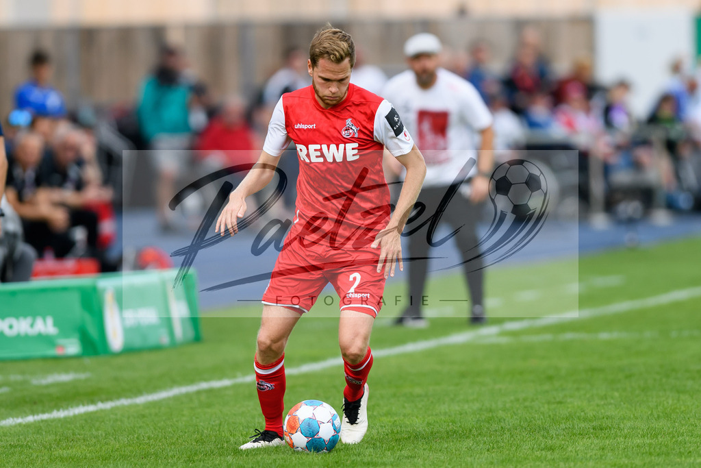 JENKOE20210808_337 | Fussball, Herren: Benno Schmitz (1. FC Koeln) in Aktion, am Ball, Einzelaktion beim Spiel der 1. Runde im DFB-Pokal zwischen FC Carl Zeiss Jena und 1. FC Koeln im Ernst-Abbe-Sportfeld am 08.08.2021 in Jena, Deutschland.DFB / DFL REGULATIONS PROHIBIT ANY USE OF PHOTOGRAPHS AS IMAGE SEQUENCES AND/OR QUASI-VIDEO. - Realisiert mit Pictrs.com