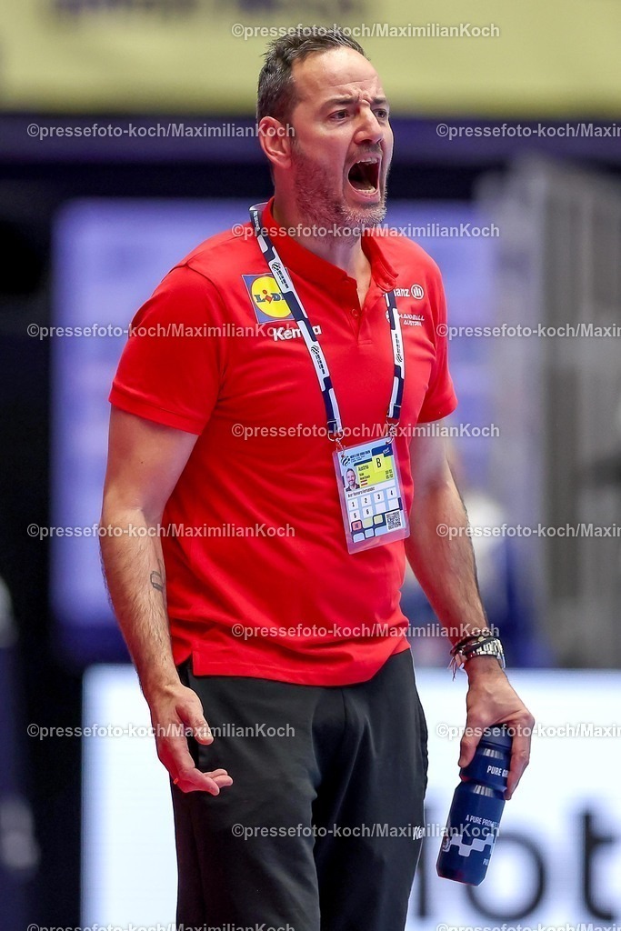 EHF17012601079 | 17.01.2026, Handball, Men's EHF EURO 2026, Österreich - Spanien, Jyske Bank Boxen in Herning, Dänemark, Preliminary Round:  Headcoach Iker Romero Fernandez (Austria #hc) gestikulierend am Spielfeldrand  