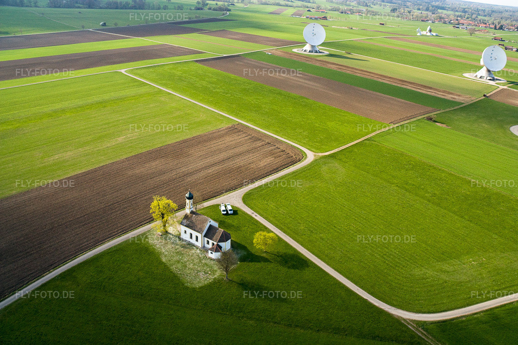Luftbild: Parabolspiegel von Satellitenschüsseln der Erdfunkstelle Raisting am Hofstätterweg in Raisting im Bundesland Bayern in Deutschland. – Foto: IMG_17838.jpg vom 15.04.2009 durch Werner Riehm/FLY-FOTO.de – Auflösung des Originals: 4272 x 2848 px