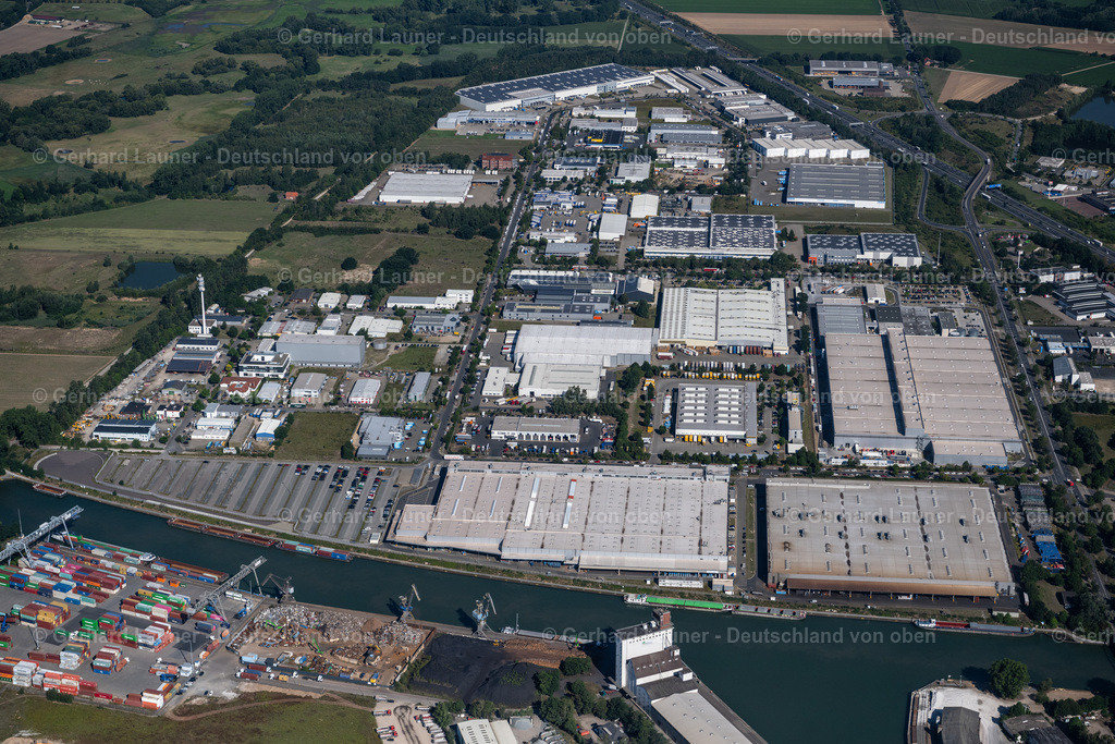 4034990 | BRAUNSCHWEIG 31.07.2020 Industrie- und Gewerbegebiet mit "Volkswagen" Logistikzentrum an der Christian-Pommer-Straße in Braunschweig im Bundesland Niedersachsen, Deutschland. Weiterführende Informationen bei: VOLKSWAGEN AG. // Industrial and commercial area with "Volkswagen" Logistikzentrum in Brunswick in the state Lower Saxony, Germany. Further information at: VOLKSWAGEN AG. Foto: Gerhard Launer