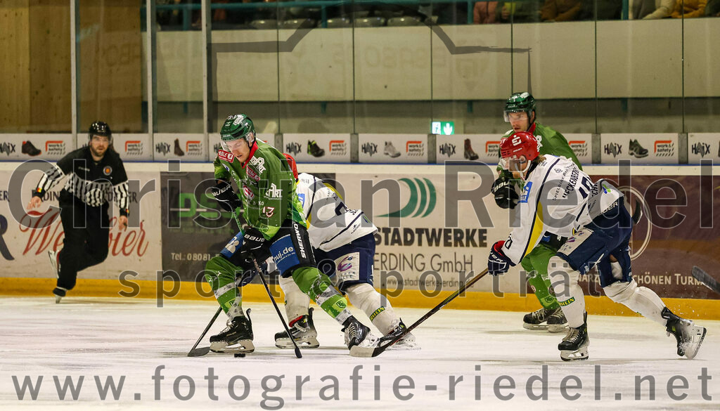 2023-12-26_020_TSV_Erding_gegen_ERV_Schweinfurt | Erding, Deutschland, 26.12.2023:
Eishockey, Bayernliga Vorrunde 2023 / 2024, 20. Spieltag, TSV Erding gegen ERV Schweinfurt, Endergebnis: 9:3

Michael Franz (Erding Gladiators, #13)

Foto: Christian Riedel / fotografie-riedel.net