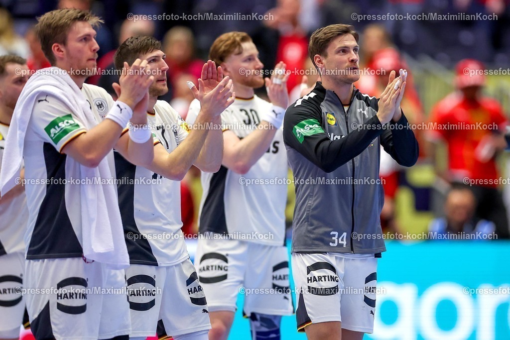EHF22012601176 | 22.01.2026, Handball, Men's EHF EURO 2026, Deutschland - Portugal, Jyske Bank Boxen in Herning, Dänemark, Main Round: Abschlussjubel nach dem deutschen SIeg gegen Portugal.  Franz Semper (Germany #32)  Lukas Zerbe (Germany #17)  Tom Kiesler (Germany #30)   Rune Dahmke (Germany #34) jubelnd auf dem Spielfeld 