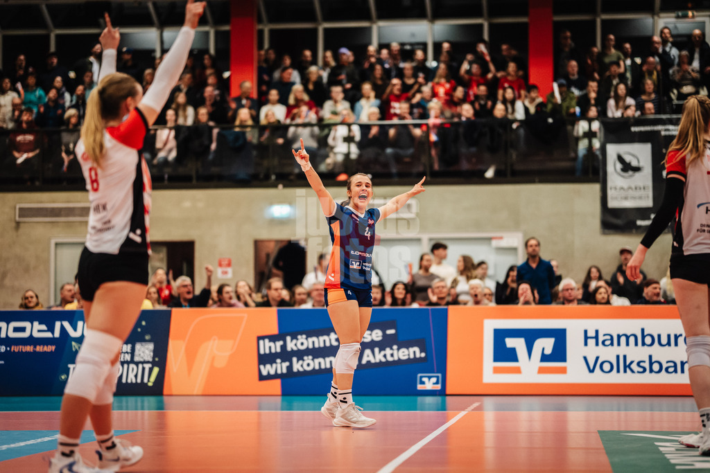 Volleyball | Frauen | Saison 2025/2026 | Volleyball Bundesliga | ETV Hamburger Volksbank Volleys vs. Binder Blaubären TSV Flacht | 06.12.2025 | Jubel Sarah Stiriz (#4, ETV Hamburger Volksbank Volleys)
