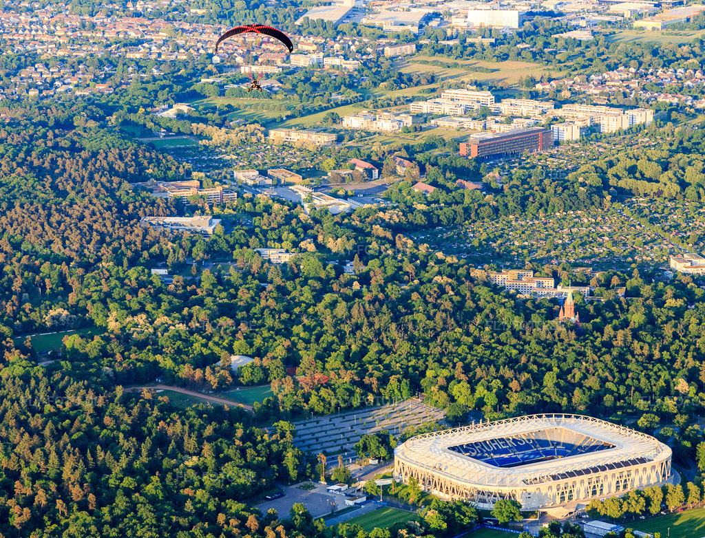Luftbild: Fussballstadion BBBank Wildpark des KSC - Karlsruher Sport-Club im Ortsteil Innenstadt-Ost in Karlsruhe im Bundesland Baden-Württemberg in Deutschland. Foto: IMG_146725.jpg vom 14.05.2025 durch Werner Riehm/FLY-FOTO.deKarlsruher SC