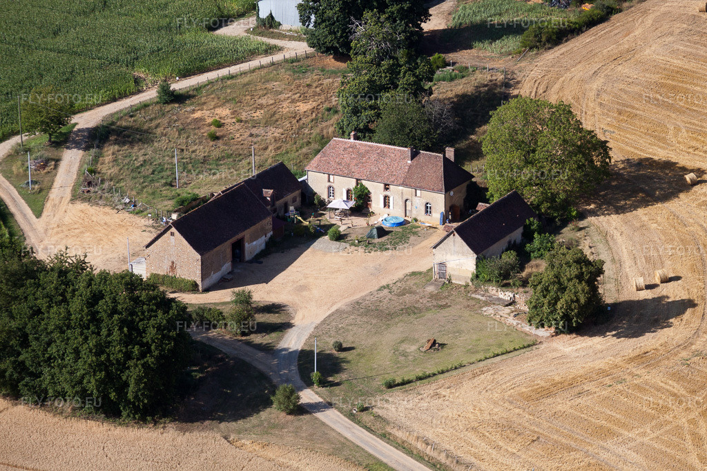 Vue aérienne: Vue de la ville à Coudrecieux dans le département Sarthe, France. Photo: IMG_20174.jpg prise le 31/07/2009 par Werner Riehm/FLY-FOTO.euRésolution de l'original: 4752 x 3168 px