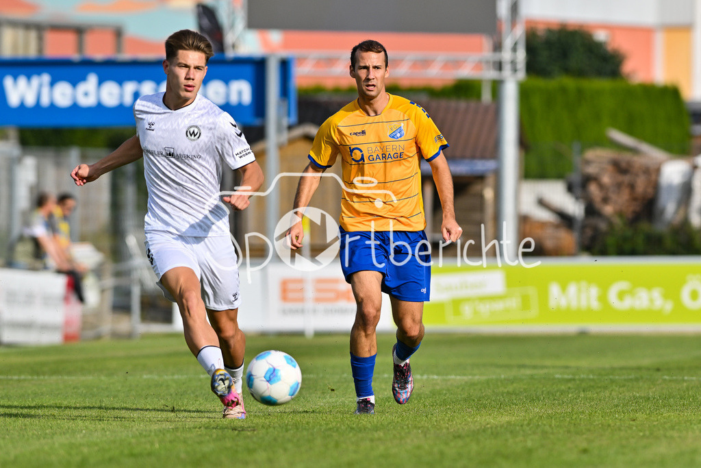 FC Pipinsried - SV Wacker Burghausen | im Duell Artur ANDREICHYK (SV Wacker Burghausen 22) und Fabian BENKO (FCP #20) / Zweikampf / Landespokal Bayern: FC Pipinsried - SV Wacker Burghausen; Küchenstadel-Arena am 26.08.2025