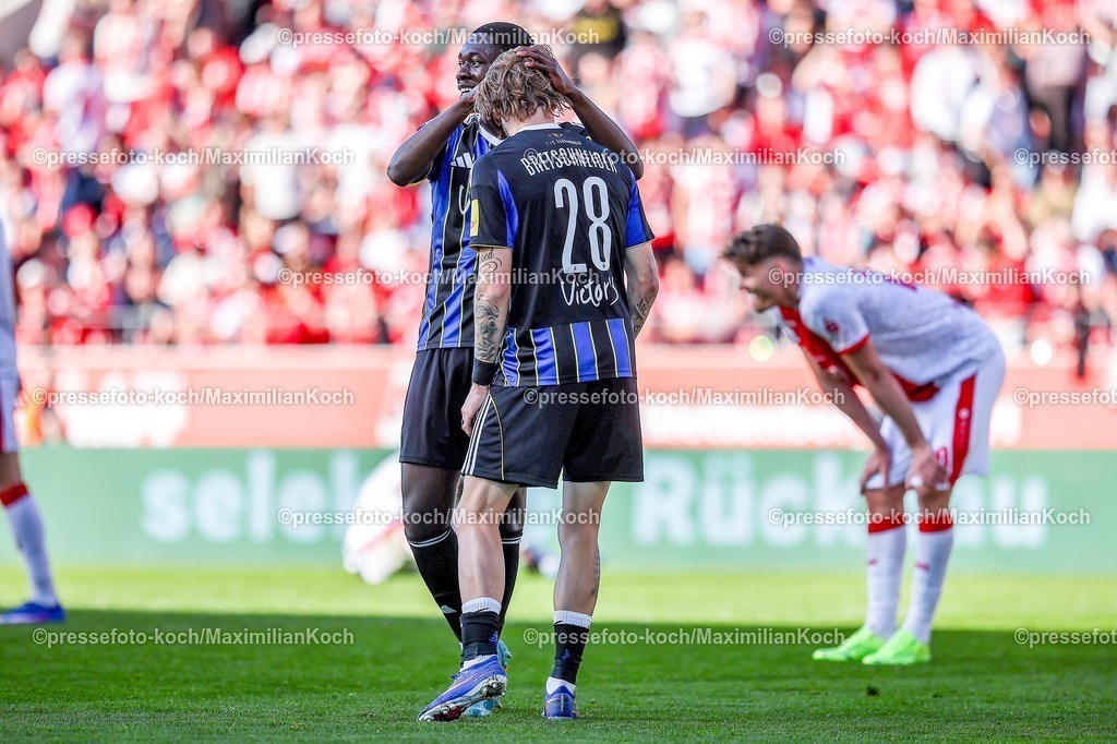 xKWIx26042601053 | 2026.04.26, xkwix, Fußball, 3.Liga, Rot-Weiss Essen - 1. FC Saarbrücken, Stadion an der Hafenstraße, 35.Spieltag, Saison 2025 / 2026: Niko Bretschneider (1. FC Saarbrücken #28) und Elijah Krahn (1. FC Saarbrücken #5) jubeln im Hintergrund enttaeuscht Marek Janssen (Rot-Weiss Essen #20) DFB regulations prohibit any use of photographs as image sequences and or quasi-video. Photo: xKamilxWilkowskixPressefotoKochx