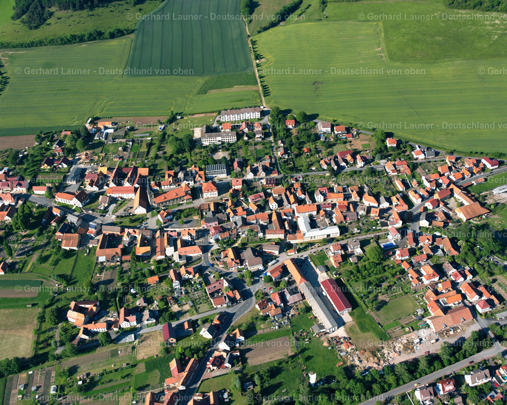 2634660 | GROßTöPFER 09.06.2006 Stadtansicht vom Stadtrand angrenzend an landwirtschaftliche Feldern  in Großtöpfer im Bundesland Thüringen, Deutschland // City view from the outskirts with adjacent agricultural fields  in Großtöpfer in the state Thuringia, Germany Foto: Gerhard Launer