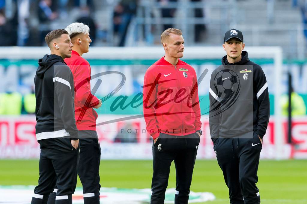 HSVSCF20220419_016 | Fussball, Herren: . Spieler von SC Freiburg schauen beim DFB-Pokal-Halbfinalspiel zwischen Hamburger SV und SC Freiburg im Volksparkstadion am 19.04.2022 in Hamburg, Deutschland.DFB / DFL REGULATIONS PROHIBIT ANY USE OF PHOTOGRAPHS AS IMAGE SEQUENCES AND/OR QUASI-VIDEO. - Realisiert mit Pictrs.com