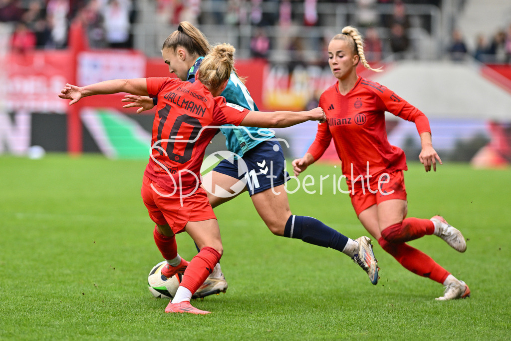 FC Bayern München Frauen - TSG 1899 Hoffenheim Frauen | Alena BIENZ (1. FC Koeln Frauen #11) setzt sich gegen Linda DALLMANN (FCB #10) und Giulia GWINN (FCB #7) durch / Zweikampf / Frauen Bundesliga: FC Bayern München Frauen - 1. FC Köln Frauen, FC Bayern Campus am 05.10.2024