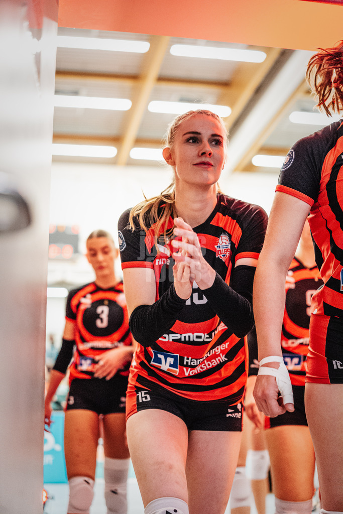Volleyball | Frauen | Saison 2025/2026 | Volleyball Bundesliga | ETV Hamburger Volksbank Volleys vs. Dresdner SC | 15.11.2025 | Alexa Sophie Thaden (#15, ETV Hamburger Volksbank Volleys) auf dem Weg in die Kabine