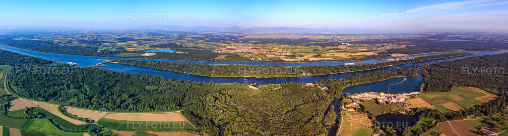 Vue aérienne: Panorama de l'île dans le Rhin depuis l'écluse d'Ottenheim via l'écluse Gerstheim jusqu'à Meißenheim par l'est à Gerstheim dans le département Bas Rhin, France. Photo: IMG_093221-Pano-2.jpg prise le 16/08/2016 par Werner Riehm/FLY-FOTO.eu – Résolution de l'original: 13110 x 3515 px