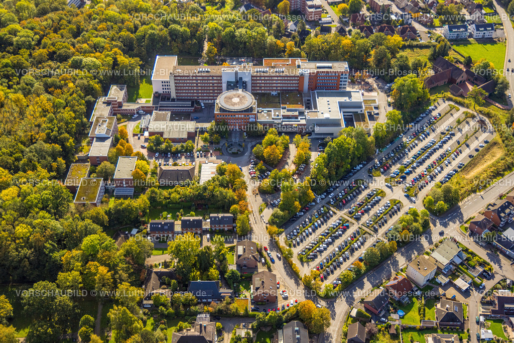 Hamm241008424 | Luftbild, St. Barbara-Klinik Hamm-Heessen mit Hubschrauberlandeplatz, Parkplätze, herbstliche Bäume, Stadtbezirk Heessen, Hamm, Ruhrgebiet, Nordrhein-Westfalen, Deutschland