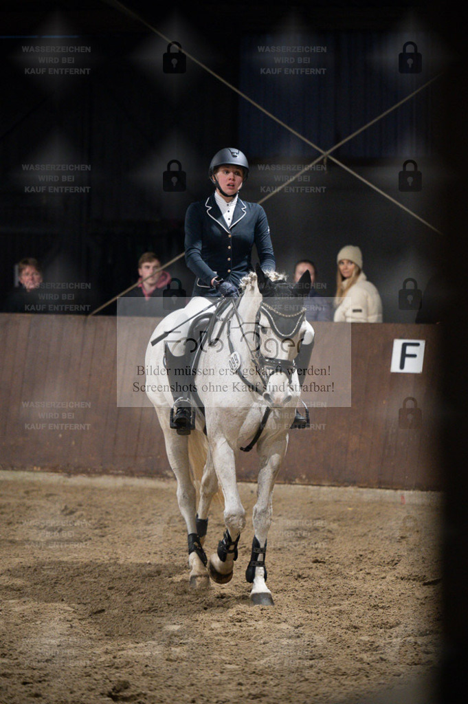 Hallenreittunier Voxtrup 2023 | Entdecke hochwertige Reitturnierfotos von Foto Oger. Professionell, emotional und authentisch – jetzt Lieblingsmomente im Shop bestellen. - Realisiert mit Pictrs.com