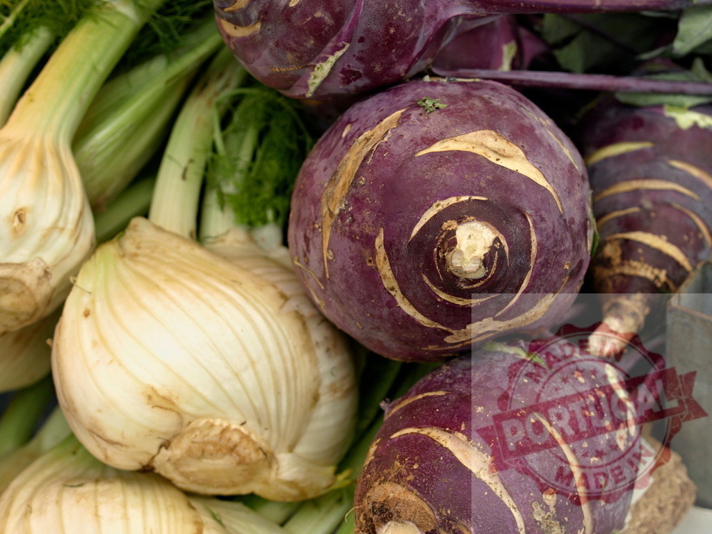 Fresh purple kohlrabi and white fennel vegetables | Freshly harvested purple kohlrabi and white fennel bulbs at a market - Realisiert mit Pictrs.com
