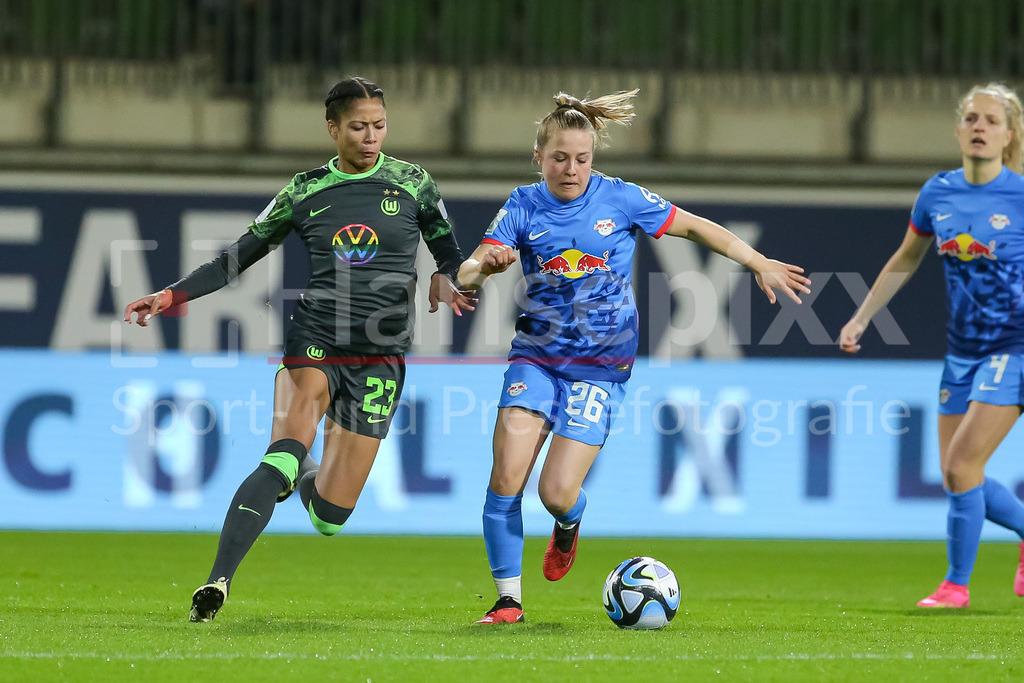 Fussball, Google Pixel Frauen-Bundesliga, VfL Wolfsburg - RB Leipzig | v.li.: Sveindis Jonsdottir (VfL Wolfsburg, 23) und Luca Maria Graf (RB Leipzig, 26) im Zweikampf, Duell, Dynamik, Aktion, Action, Spielszene, DIE DFB-RICHTLINIEN UNTERSAGEN JEGLICHE NUTZUNG VON FOTOS ALS SEQUENZBILDER UND/ODER VIDEOÄHNLICHE FOTOSTRECKEN. DFB REGULATIONS PROHIBIT ANY USE OF PHOTOGRAPHS AS IMAGE SEQUENCES AND/OR QUASI-VIDEO.