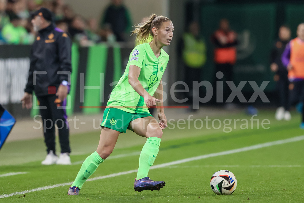 Fussball, UEFA Womens Champions League, VfL Wolfsburg - AC Florenz | v.li.: Sarai Linder (VfL Wolfsburg, 39) am Ball, Einzelbild, Ganzkörper, Aktion, Action, Spielszene