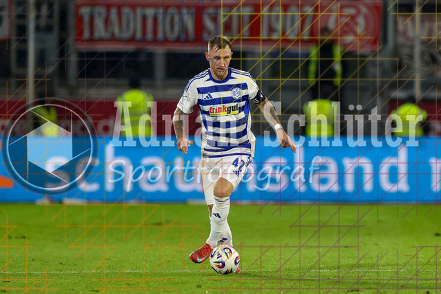MSV Duisburg vs Rot-Weiss Essen - 3. Liga | Duisburg, Deutschland, 26.10.25:   Alexander Hahn (MSV Duisburg) in Aktion am Ball, Einzelaktion waehrend des Spiels der 3. Liga MSV Duisburg vs Rot-Weiss Essen in der schauinsland-reisen-arena(Foto von Brauer-Fotoagentur / Adrian Schlueter)