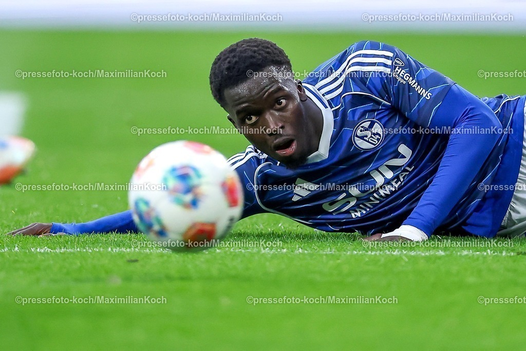 S0426092501075 | 25.09.2025, Fußball, FC Schalke 04 - SpVgg Greuther Fürth, 7.Spieltag, 2. Fußball Bundesliga, Veltins-Arena Gelsenkirchen, Saison 2025 2026: Christian Pierre Louis Gomis (Schalke04 #07)liegt auf dem Boden und blickt dem Hall hinterherDFB regulations prohibit any use of photographs as image sequences and or quasi-video.