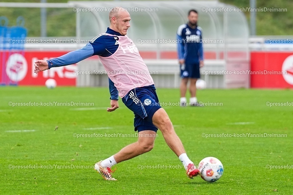 xYDR08102501003 | 08.10.2025, xydrx, Fußball, Öffentliches Training FC Schalke 04: Henning Mateiciani (FC Schalke 04 #41)