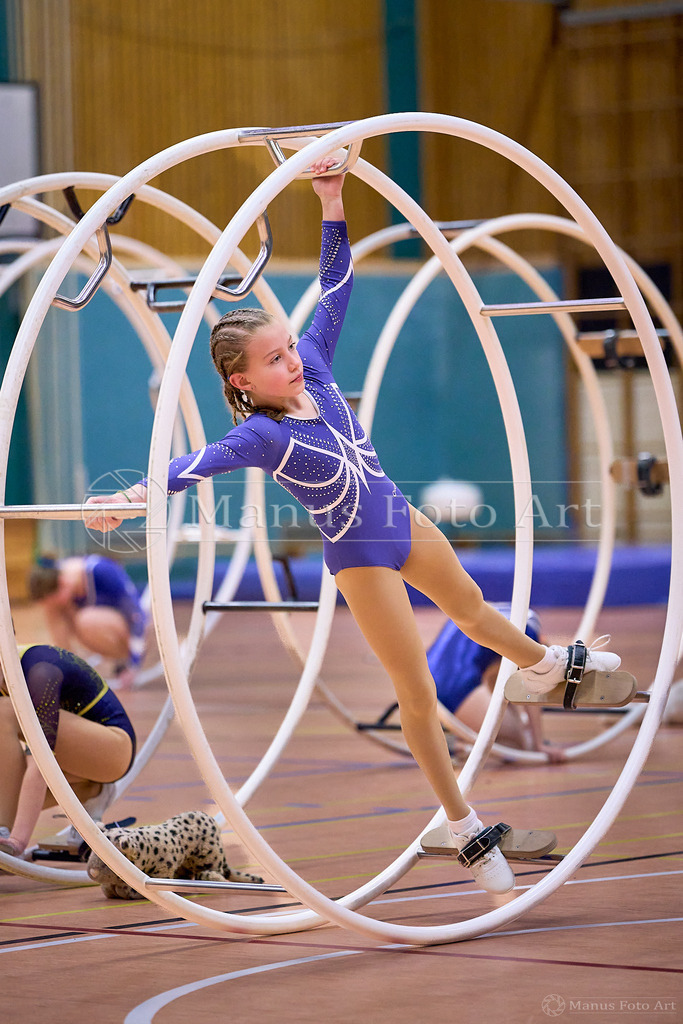 A-DSC01350 | Professionelle Sportfotografie in Hamburg, Schleswig-Holstein und Niedersachsen – spezialisiert auf Rhönrad, Geräteturnen, Leistungsturnen und rhythmische Sportgymnastik. Bundesweite Begleitung von Rhönrad-Events. Jetzt Sport-Fotos - Realisiert mit Pictrs.com