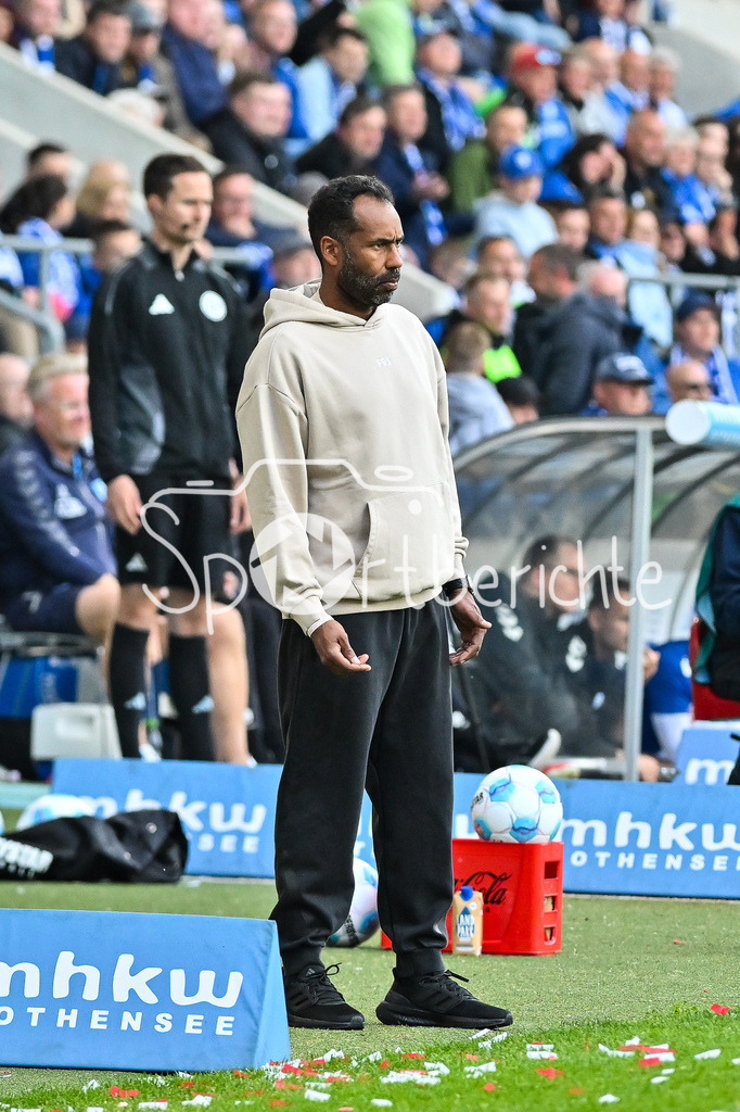 1. FC Magdeburg - Fortuna Düsseldorf | im Bild Daniel THIOUNE Trainer Fortuna Duesseldorf in Aktion / Einzelfoto / Freisteller / 2. Bundesliga: 1. FC Magdeburg - Fortuna Duesseldorf, Avnet-Arena am 18.05.2025 / DFL REGULATIONS PROHIBIT ANY USE OF PHOTOGRAPHS AS IMAGE SEQUENCES AND/OR QUASI-VIDEO