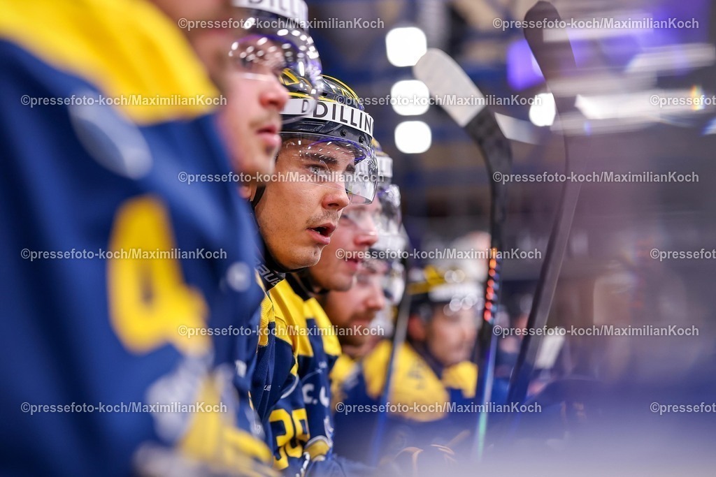 BFX27012601145 | 27.01.2026, Eishockey, Metal Ligaen Denmark, Herning Blue Fox - Frederikshavn White Hawks, KVIK Hockey Arena in Herning, Dänemark: Spieler der Blue Fox sitzten angespannt auf der Bank Spielerbank