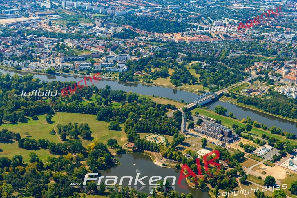 Schrägluftbild  Rotehornpark  Magdeburg - Das Luftbild wurde 2025 vom UL-Flugzeug heraus erstellt (ohne Drohne- keine Drohnenaufnahme ) - Hochauflösende Luftaufnahme -Nicht vergleichbar mit Google Maps oder Satelittenbilder- Die Geschenkidee !Mit Lizenz und Bildrechte bestellbar