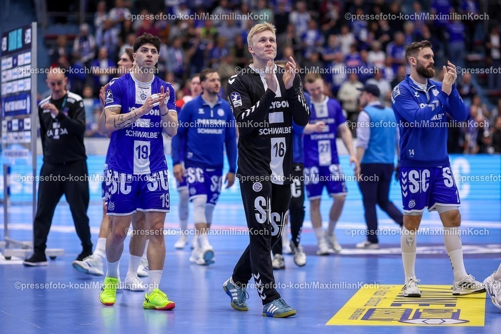 Gum25042501106 | 25.04.2025, Handball, HBL, VfL Gummersbach - 1. VfL Potsdam, Schwalbe-Arena: Abschlussjubel nach dem 31:27 Sieg für Gummersbach. Giorgi Tskhovrebadze (GUM #19) Bertram Obling (GUM #16) Teitur Örn Einarsson (GUM #14) 