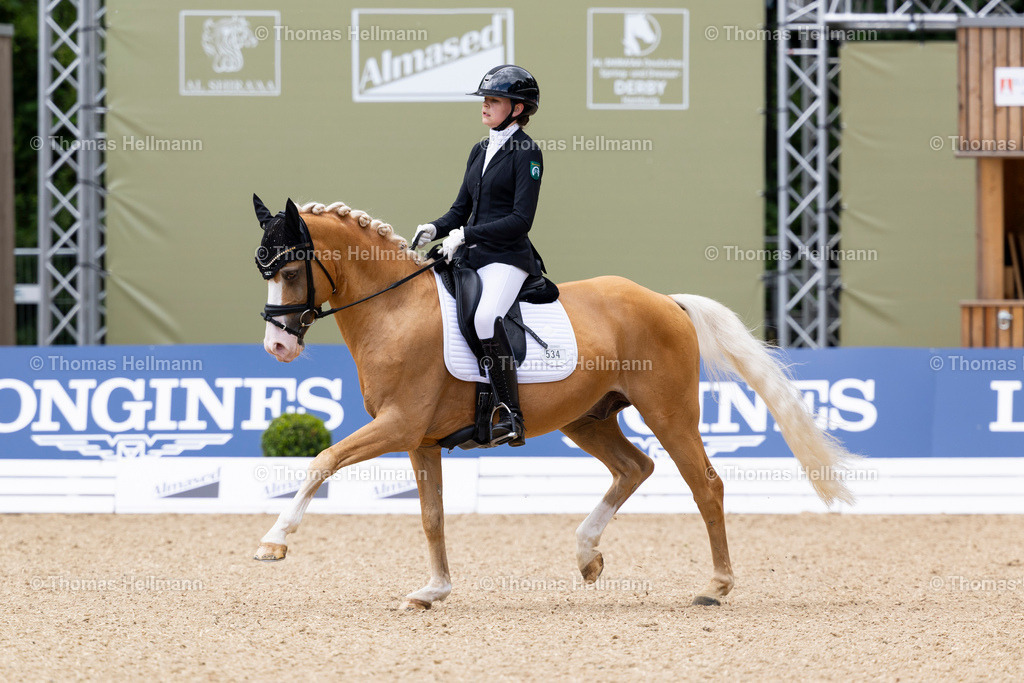 TH_534 Deinhard_ Carlotta Wittmann_29128 | Al Shiraàa Deutsches Spring- und Dressur-Derby 2025 am 30.05.25 in Hamburg, Thomas Hellmann, 534 Deinhard, Carlotta Wittmann