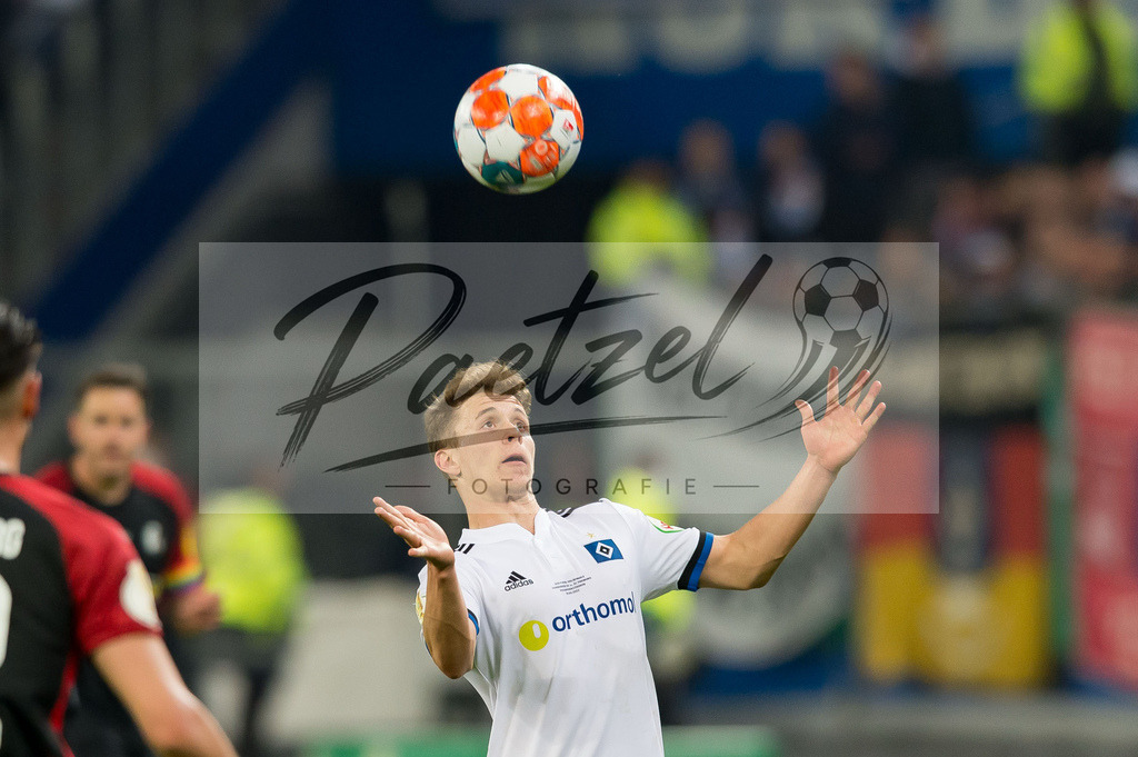 HSVSCF20220419_399 | Fussball, Herren: Anssi Suhonen (Hamburger SV) in Aktion, am Ball, Einzelaktion beim DFB-Pokal-Halbfinalspiel zwischen Hamburger SV und SC Freiburg im Volksparkstadion am 19.04.2022 in Hamburg, Deutschland.DFB / DFL REGULATIONS PROHIBIT ANY USE OF PHOTOGRAPHS AS IMAGE SEQUENCES AND/OR QUASI-VIDEO. - Realisiert mit Pictrs.com