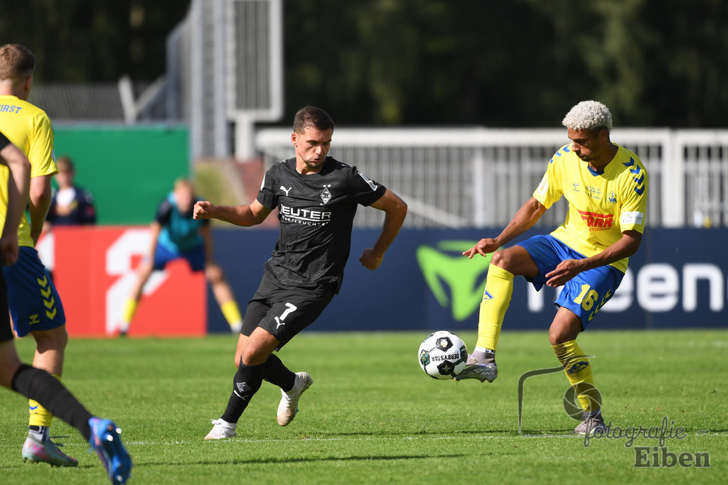 SV Atlas-Delmenhorst-Borussia Mönchengladbach | DFB-Pokal 1. Runde;SV Atlas Delmenhorst (gelb)-Borussia Mönchengladbach (schwarz) am 17.08.2025 in Oldenburg (Marschweg-Stadion), Photo: Philip Eiben 2025 - Realisiert mit Pictrs.com