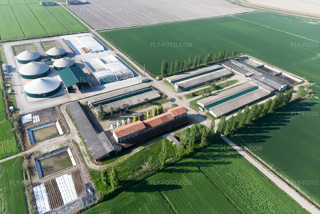 Aerial view: View of the town in Agenzia Valpelina in the state Veneto, Italy. – Photo: IMG_098832.jpg taken on 04/08/2017 by Werner Riehm/FLY-FOTO.com – Resolution of the original: 5472 x 3648 px