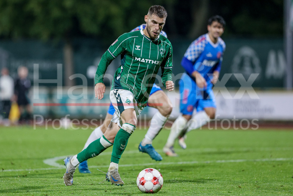 Fussball, Regionalliga Nord, SV Werder Bremen II - FC Eintracht Norderstedt | Christian Stark (SV Werder Bremen II, 9) am Ball, Einzelbild, Ganzkörper, Aktion, Action, Spielszene