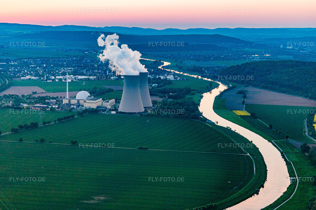 Luftbild: KKW Grohnde bei Sonnenuntergang im Ortsteil Grohnde in Emmerthal im Bundesland Niedersachsen in Deutschland. Foto: IMG_107080.jpg vom 04.05.2018 durch Werner Riehm/FLY-FOTO.de