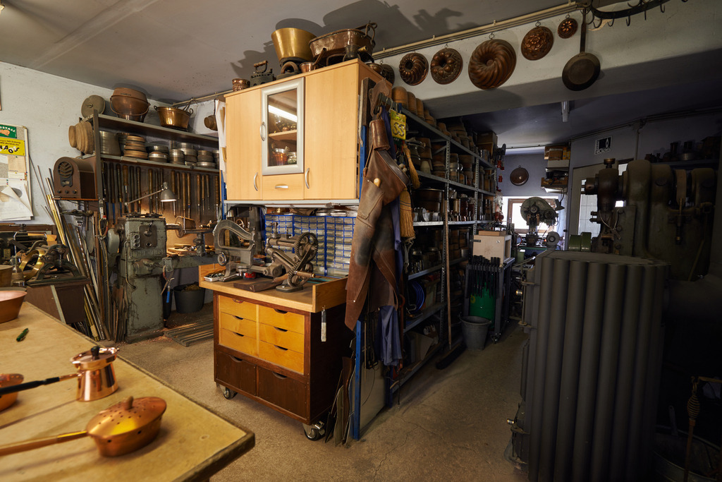 effenberger metalldruecker | Waidhofen an der Thaya, Austria - April 02, 2016: Effenberger Metalldruecker; Blick in die Werkstatt. - Realisiert mit Pictrs.com