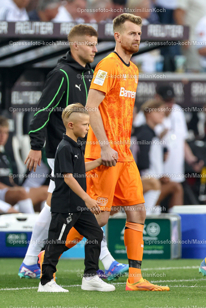 DMG23082402132 | 23.08.2024, 1. Fußball Bundesliga, Borussia Mönchengladbach - Bayer 04 Leverkusen, Borussia-Park, Auftaktspiel Saison 2024 2025: Torwart Lukas Hradecky (Bayer 04 Leverkusen #1) beim Einlaufen mit EInlaufkindDFB regulations prohibit any use of photographs as image sequences and or quasi-video.