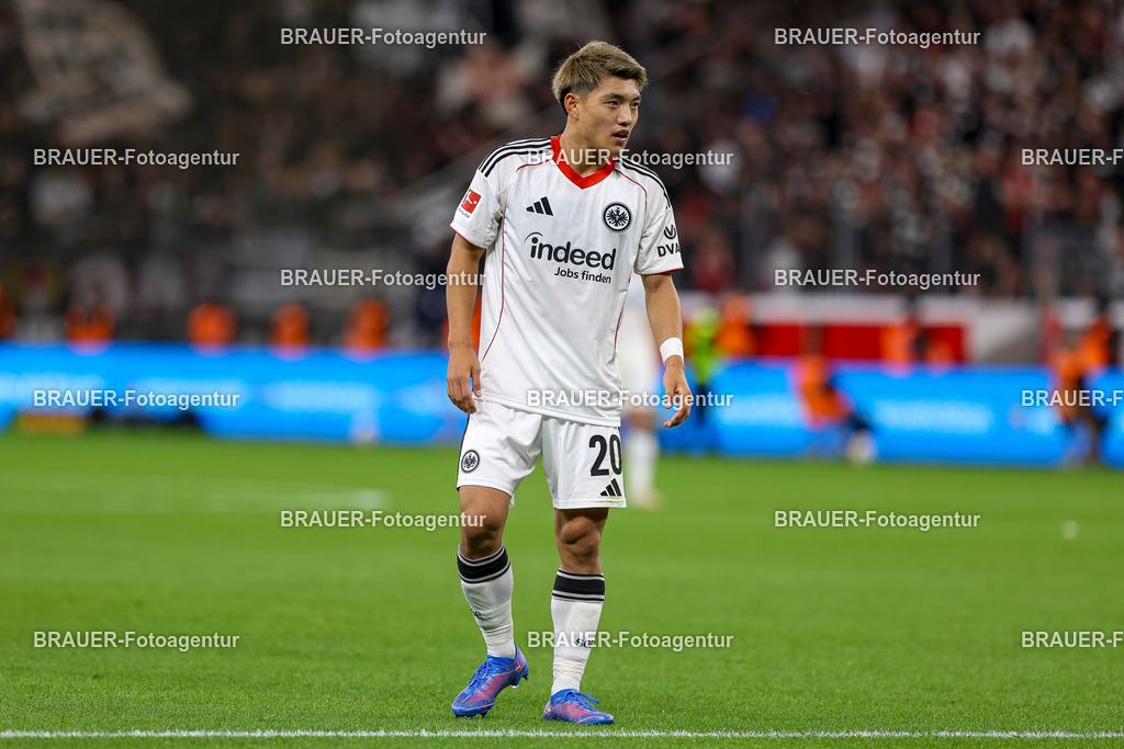 Bayer 04 Leverkusen vs Eintracht Frankfurt - Bundesliga  | Leverkusen, Deutschland, 12.09.25:   Ritsu Doan (Eintracht Frankfurt) schaut waehrend des Spiels der Bundesliga zwischen  Bayer 04 Leverkusen vs Eintracht Frankfurt in der BayArena(Foto von Brauer-Fotoagentur / Adrian Schlueter)