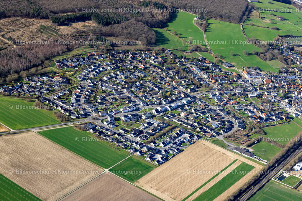 Luftbilder Langerwehe-9818 | Luftbildfotografie Stadtrand und Außenbezirks- Wohngebiete an der Am Weiherhof, Pommenicher Straße in Langerwehe im Bundesland Nordrhein-Westfalen, Deutschland - Realisiert mit Pictrs.com